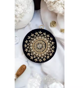 Decoración de cadena de embrague de fiesta India Accesorio elegante para ocasiones especiales Diseño floral hecho a mano de calidad premium de la India - Product Image 1