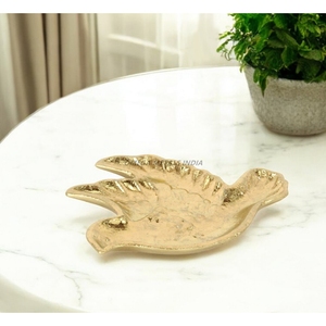 Elegante bandeja para servir en forma de corazón negro con adornos dorados, perfecta para exhibir bocadillos y agregar dijes a cualquier entorno - Product Image 4