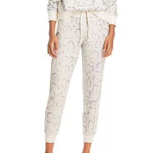 Vente en gros de survêtement en coton pour femmes, coupe ajustée, sur mesure, tenue de sport OEM pour la course à pied, le yoga et l'entraînement physique - Product Image 2