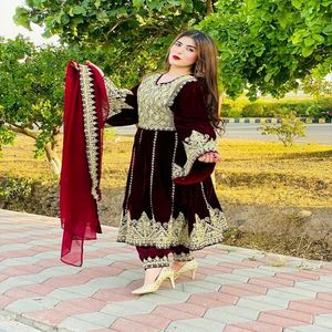 Vestido tradicional de estilo bohemio afgano hecho a mano 2025 en Color rojo y plateado para mujer en proveedor directo de fábrica 2025 - Product Image 1