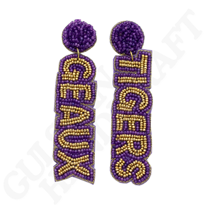 Boucles d'oreilles en perles de rocaille rouges et noires faites à la main pour le jour du match et le talonnage pour les fans d'université - Product Image 3