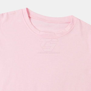 T-shirt respirant pour homme au design épuré, tissu extensible et coupe décontractée, idéal pour les journées d'été et confortable au quotidien - Product Image 3