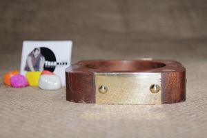 กำไลไม้ดีไซน์โบราณสำหรับผู้หญิงสีน้ำตาลดีไซน์แกะสลักพร้อมแถบทองเหลืองสไตล์ดั้งเดิม - Product Image 2