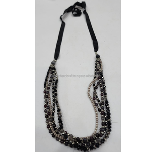 Collier moderne en résine fait main pour femme, design tendance avec pendentif bouclier, idéal pour les tenues décontractées ou de soirée, avec chaîne à perles, cadeau parfait pour toutes les occasions. - Product Image 4