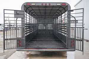Remorque pour bétail de qualité supérieure, 14 pieds, trois essieux, 3500 kg de masse brute, avec portes centrales amovibles - Product Image 2