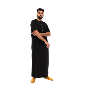 Marocain Moderne 2023 Arabe Saoudien Hommes Thobes Daffah Fabricant Haute Qualité Thobes Couleur Unie En Gros Jubbah teint en noir - Product Image 6