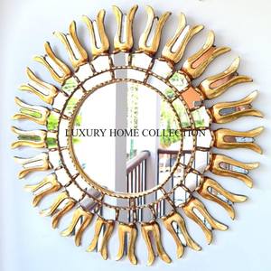 Cadre de miroir mural en métal antique intemporel avec un bord biseauté et des sculptures ornées pour un style de décoration intérieure haut de gamme - Product Image 4