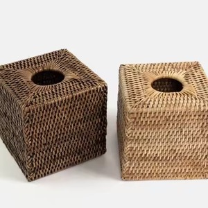 Porte-boîte à mouchoirs en rotin fait à la main avec une construction robuste, idéal pour les espaces intérieurs et extérieurs couverts - Product Image 1