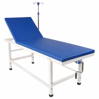 Table d'examen médicale réglable bleue rembourrée avec poteau porte-perfusion pour salle d'examen hospitalière et ambulatoire