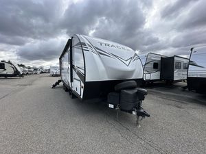 Se Vende Remolque de Viaje Ligero de Acero Inoxidable Moderno Usado 2022 2023 Prime Time RV Tracer 24RKS para Entusiastas del Aire Libre - Product Image 1
