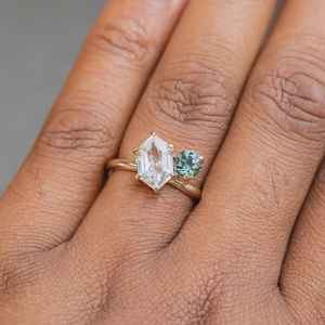 Anillo Solitario de Moissanita Original con Gema Hexagonal Alargada y Redonda Verde, Anillo de Plata 925 con Baño de Oro, Regalo Fino - Product Image 2