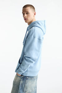 Sudadera con Capucha Azul Claro Informal para Hombre, Corte Holgado, Cómoda, Estilo Urbano, de Marfa International - Product Image 2