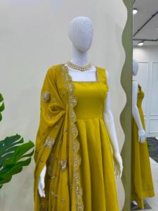 Hermoso Salwar Kameez Moderno de Diseñador en Tela de Seda Romana Pesada con Encaje Interior y Dupatta para Fiestas y Bodas - Product Image 3