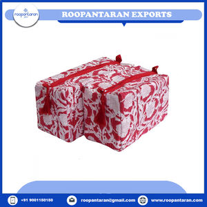 Ensemble de 2 trousses de toilette en coton imprimé à la main de qualité supérieure, rembourrées, avec fermeture éclair, disponibles à la vente - Product Image 3