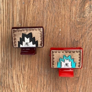 Pinzas para el pelo de cuero grabadas hechas a mano con estilo occidental para mujer - Product Image 1