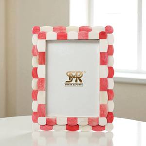 Mosaico de Hueso con Incrustaciones en Rojo y Blanco Vibrante para Marcos de Fotos Artísticos Hechos a Mano, Personalizable, Elegante y Decorativo para el Hogar Moderno - Product Image 3