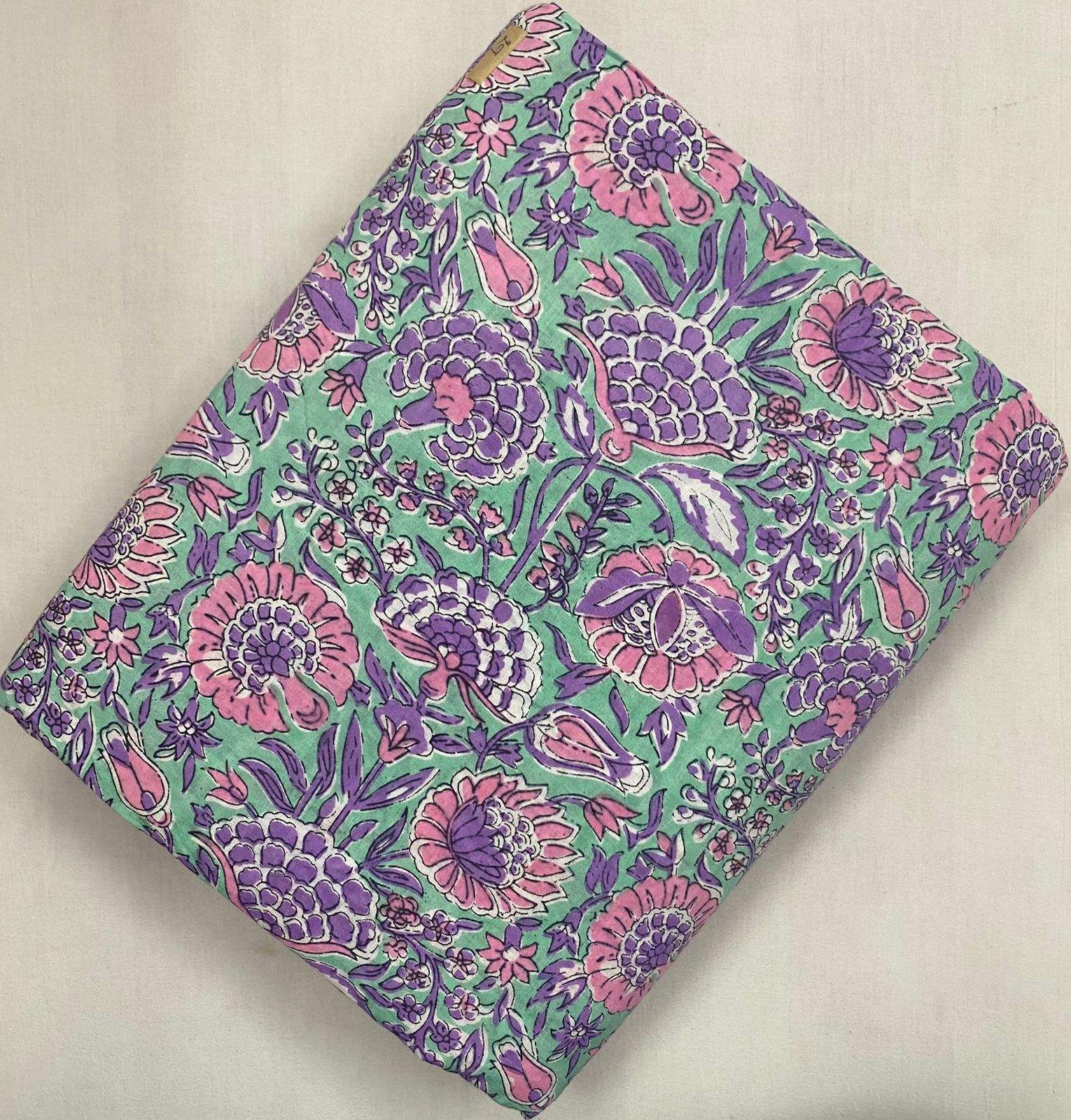 มีสีเขียวขุ่น