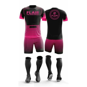 Kits de football rétro conçus sur mesure Uniformes de maillot de football de haute qualité pour hommes et enfants Ensembles de hauts à la mode avec service OEM - Product Image 1