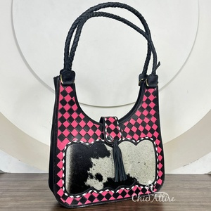 กระเป๋าถือสตรีดีไซน์แบบกำหนดเองได้กระเป๋าสะพายไหล่สีชมพูและสีดำหนังวัวเครื่องมือหรูหราออกแบบสไตล์ตะวันตก - Product Image 1