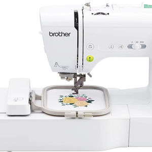 Machine à coudre et à broder Brothers SE700, connexion LAN sans fil, 135 motifs intégrés, 103 points intégrés, informatisée - Product Image 1