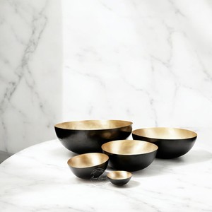 Ensemble de bols en métal élégant avec finition noire et dorée pour un service élégant et un accent de décoration moderne pour la maison - Product Image 1