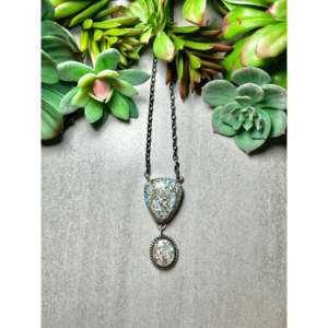 Collier Tia Long Golden Hill en turquoise avec serti clos et motif en forme d'écusson en argent sterling - Product Image 1