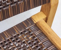 Chaise de salle à manger avec structure en teck et assise en rotin, inclinable, portable, design simple et moderne pour appartement