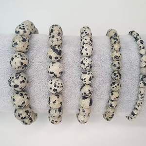 Bracelet de pierres précieuses en vrac de jaspe dalmatien naturel Design perlé en couleur blanche disponible en tailles 4mm 6mm 8mm 10mm - Product Image 1