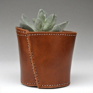 Mini maceta de cuero inspirada en la tierra Calm para pantallas verdes refinadas en estantes, escritorios o espacios de estudio con facilidad - Product Image 1