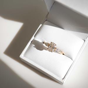 แหวนเพชรทรงรีสี E ระดับ VS1 ที่ได้รับการขัดเจียระไนอย่างประณีต  ประดับด้วยเพชรเลี้ยงในห้องปฏิบัติการ  ออกแบบอย่างสวยงามด้วยทอง 14K  สำหรับเป็นแหวนหมั้น - Product Image 3