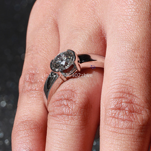 Superbe bague solitaire en or blanc 14 carats incrustée d'un diamant Moissanite éblouissant taille ronde en clarté VVS - Product Image 2