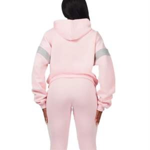 Survêtement empilé élégant pour femmes fabriqué sur mesure par OEM-Idéal pour les vêtements de détente et les vêtements de sport - Product Image 5