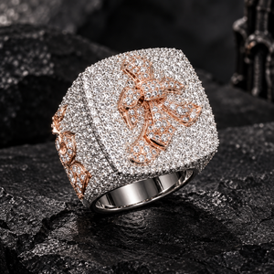 Anillo de Lujo con Emblema Gótico de Moissanita VVS de Corte Redondo, Oro de 18K Bicolor, Estilo Hip Hop, Joyería Fina para Hombre - Product Image 1