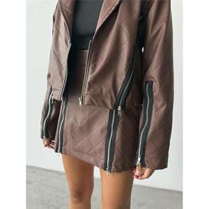 กระโปรงหนังสีแทนพร้อมดีเทลซิปเงา - Product Image 4