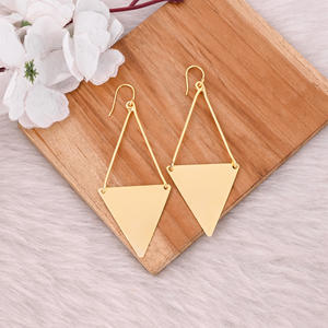 Fabricante de Pendientes Colgantes de Latón Chapado en Oro con Logotipo Personalizado, Joyería Personalizada, Pendientes de Diseñador de Latón de Alta Calidad, Pedido al por Mayor - Product Image 1