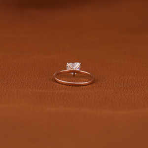 Bague de fiançailles élégante et luxueuse pour femme, classique, en forme de cœur, diamant de laboratoire taillé en forme de cœur, 1,0-1,2 TCW, or rose 18 carats, certifié IGI, pavé - Product Image 4