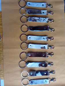 พวงกุญแจอักษร A-Z แบบกำหนดเองขายส่ง ชุดพวงกุญแจขนเทียม สายหนัง สำหรับกิจกรรมกลางแจ้ง แนวสปอร์ต อุปกรณ์เสริมเสื้อผ้า - Product Image 5