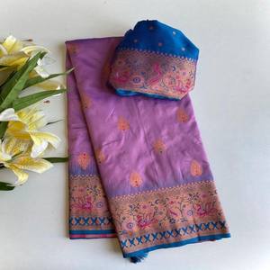 Sari de Seda Paithani de Lujo VASTRA COTTAGE con Tejidos Zari, Borde Meenakari de Pavo Real, Pallu en Contraste y Borlas de Diseñador - Product Image 3