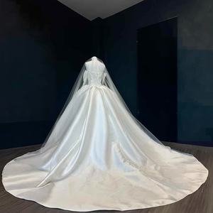 Vestido de Novia Moderno NT101 con Cuello Barco, Satén Brillante, Cristales, Cola de Capilla y Flores de Encaje para Mujer - Product Image 4