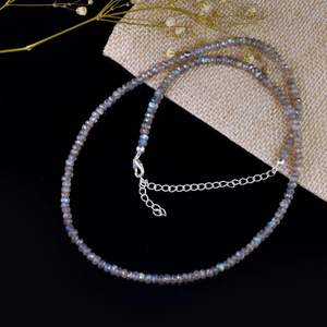 Collier en cristal de labradorite bleu chatoyant - Product Image 2