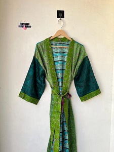 Bata de Seda Vintage para Mujer, Kimono Bohemio Hecho a Mano, Kimono Sari de Retales, Bata de Seda Reciclada, Unisex - Product Image 3