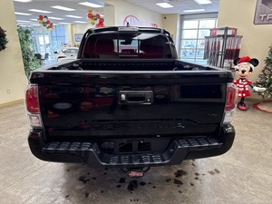 Toyota Tacoma 2023 pour TRD Sport V6 4x4 Double Cabine d'occasion, moteur turbo, boîte automatique, intérieur foncé, roue arrière gauche R20 - Product Image 3