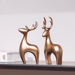 Paire gracieuse d'accents de table décoratifs de sculpture de renne doré pour l'affichage de bureau de fête de Noël ou le style d'événement - Product Image 3