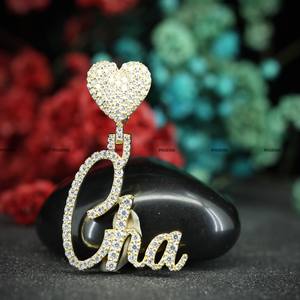 Colgante Personalizado con Nombre en Oro Amarillo Simple, con Diamante Moissanita de Corte Redondo, para Bodas, para Hombre y Mujer, por Phoenix Enterprise - Product Image 2