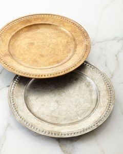 Plaque de chargeur ronde en fer vintage au charme traditionnel, parfaite pour les tables à manger de campagne et les événements de célébration - Product Image 2