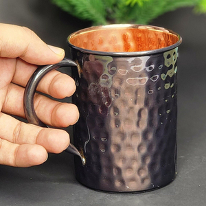 แก้วทัมเบลอร์มอสโกขนาดกำหนดได้เองดีไซน์แบบทุบด้วยทองแดงแท้พร้อมที่จับโลหะสีดำ - Product Image 4