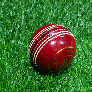 ลูกบอลคริกเก็ตหนังสากลเย็บด้วยมือสีแดง - Product Image 1