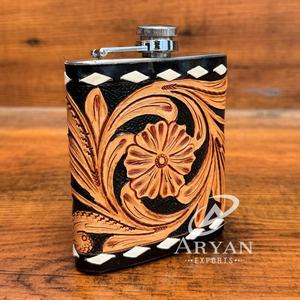 Flacons de hanche en cuir usiné à la main personnalisés les plus récents flacon de hanche en acier inoxydable de 7oz avec couvercle en cuir de vachette véritable - Product Image 1