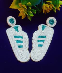 Boucles d'oreilles sneaker faites à la main perles de rocaille broderie boucles d'oreilles goutte classique unisexe vert perlé déclaration accessoires à la mode - Product Image 3