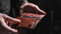 Dompet Kulit Asli Unisex Lipat Tiga Anti Maling Vintage, Penutup Terbuka, Tempat Kartu Pendek, Warna Dapat Disesuaikan, Logo Dapat Disesuaikan